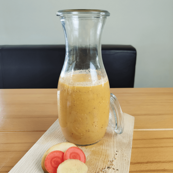 Smoothie mit Hanfsamen, Karotte, Apfel und Ingwer